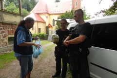 Psovodi-Policie-CR-mezi-vozickari-20.7.2017-01