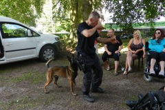Psovodi-Policie-CR-mezi-vozickari-20.7.2017-05